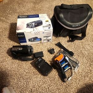 HDR -CX190 HANDYCAM LOT